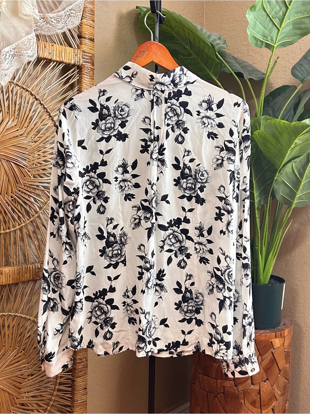 White House Black Market silk blouse size 10 white and black button up - Picture 5 of 7